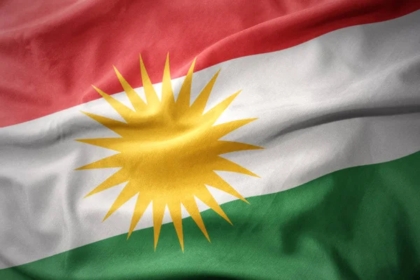 Размахивая красочным флагом Курдистана . — стоковое фото