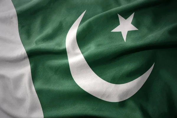 Schwenkt die bunte Flagge Pakistans. — Stockfoto