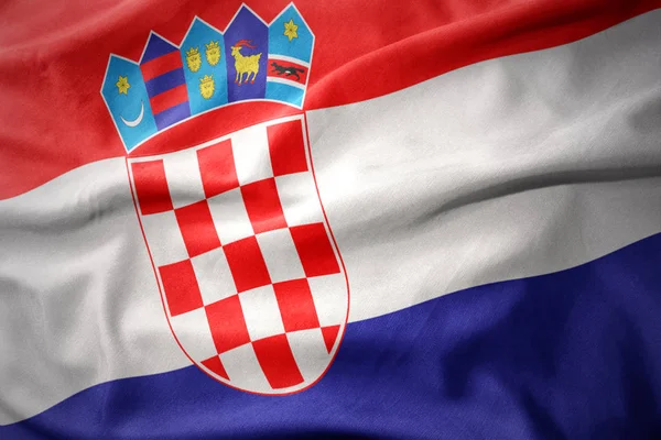 Mává barevná vlajka Chorvatska. — Stock fotografie