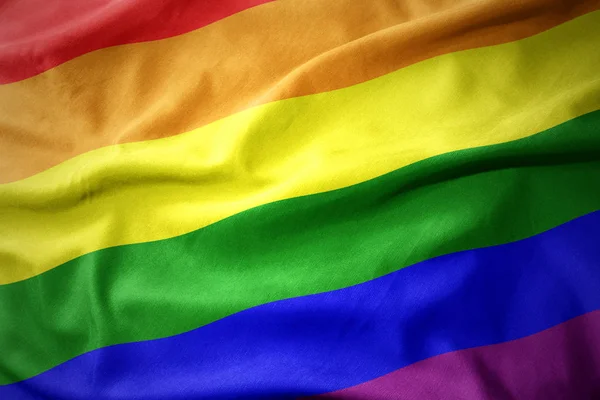 Κυματίζει σημαία γκέι ουράνιο τόξο . — Φωτογραφία Αρχείου