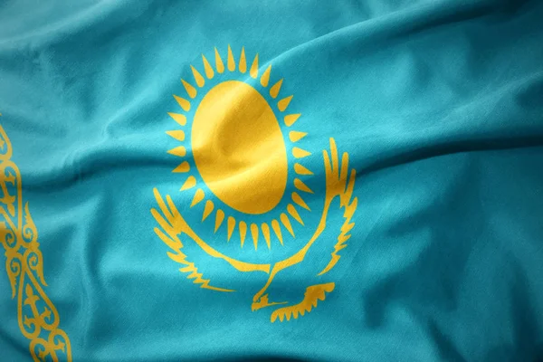 Размахивая красочным флагом Казахстана . — стоковое фото