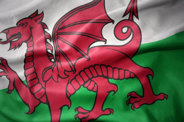 Mává barevná vlajka Walesu. — Stock fotografie