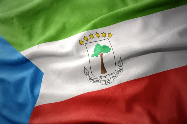 Viftar färgglada flagga av Ekvatorialguinea. — Stockfoto