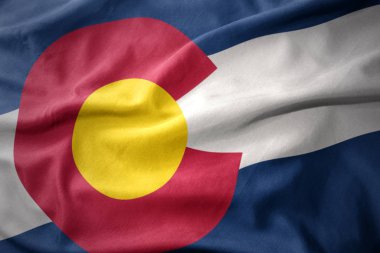 colorado devlet renkli bayrak sallayarak.