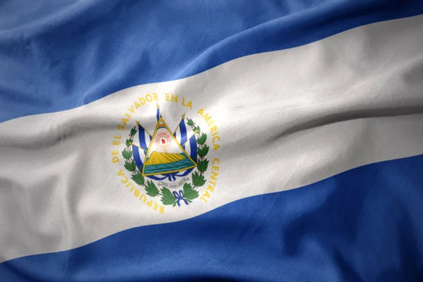 Размахивая красочным флагом Сальвадора . — стоковое фото