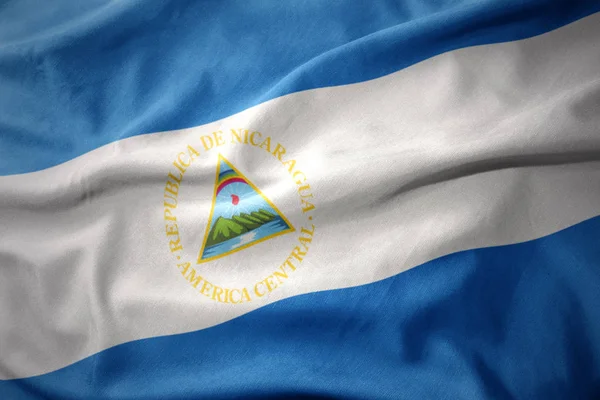 Wuivende kleurrijke vlag van nicaragua. — Stockfoto