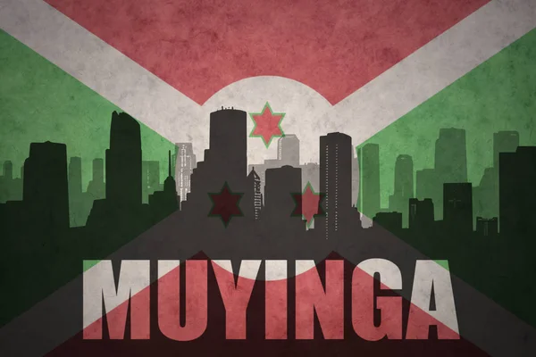 Streszczenie sylwetka miasta z muyinga tekst o vintage flaga burundi — Zdjęcie stockowe