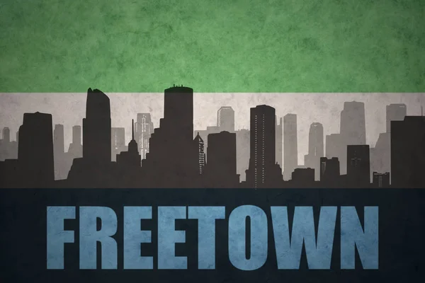 Abstrakte silhouette der stadt mit text freetown bei der vintage sierra leone flag — Stockfoto