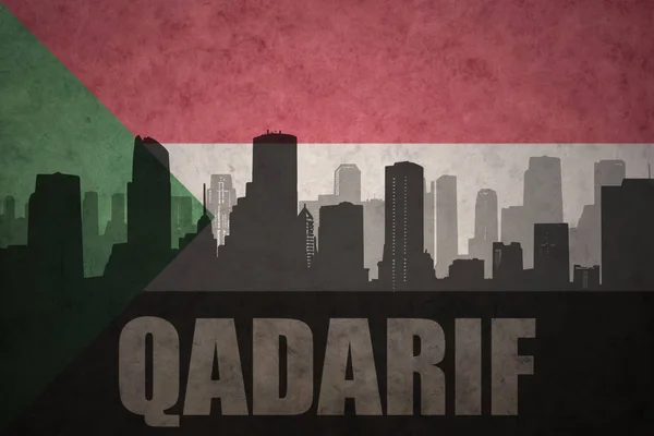 Silhueta abstrata da cidade com texto Qadarif na bandeira sudanesa vintage — Fotografia de Stock