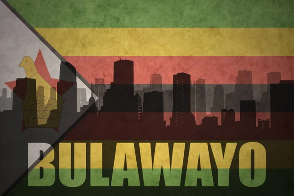 ビンテージのジンバブエの旗を本文ブラワヨ市の抽象的なシルエット — ストック写真