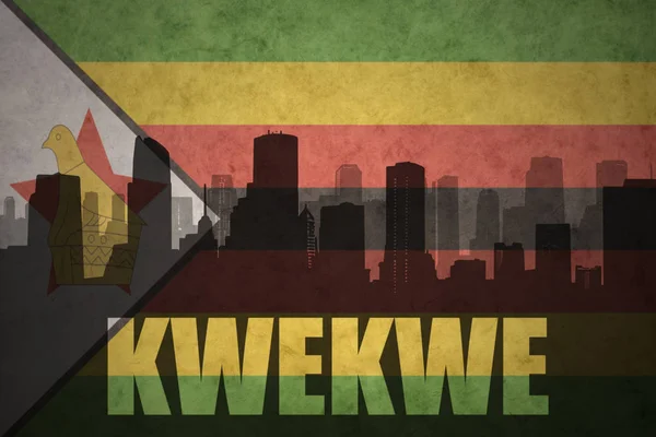 Streszczenie sylwetka miasta z tekstem Kwekwe o vintage flaga Zimbabwe — Zdjęcie stockowe