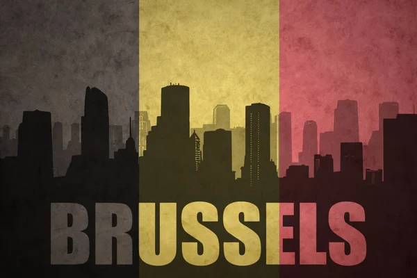Abstrakta silhuetten av staden med text Bryssel på vintage belgisk flagg — Stockfoto