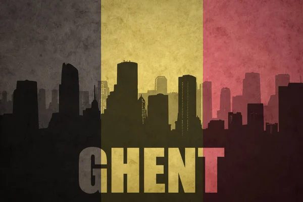 Abstrakta silhuetten av staden med texten Ghent vid vintage belgisk flagg — Stockfoto