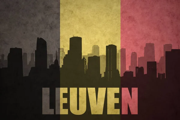 Abstrakta silhuetten av staden med text Leuven på vintage belgisk flagg — Stockfoto
