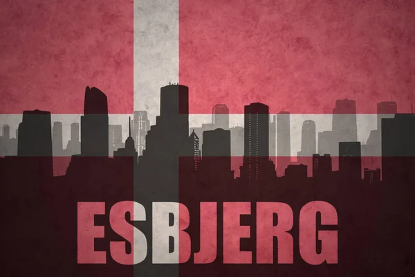 Silueta abstracta de la ciudad con texto Esbjerg en la bandera danesa vintage — Foto de Stock