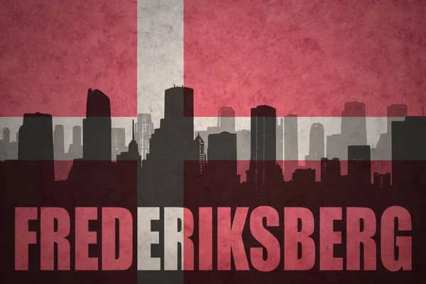 Silueta abstracta de la ciudad con texto Frederiksberg en la bandera danesa vintage — Foto de Stock