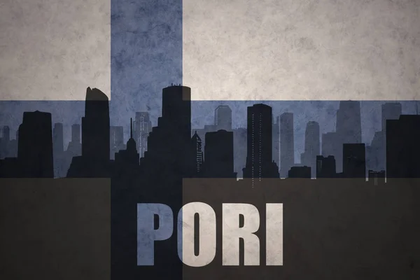 Abstrakta silhuetten av staden med text Pori på vintage finska flagga — Stockfoto