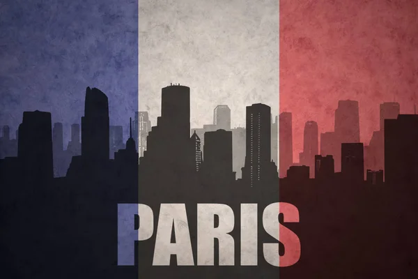 Abstraktní silueta města s textem Paříž na vintage Francouzská vlajka — Stock fotografie