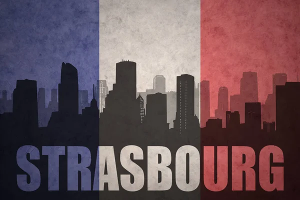 Silhueta abstrata da cidade com texto Estrasburgo na bandeira francesa vintage — Fotografia de Stock