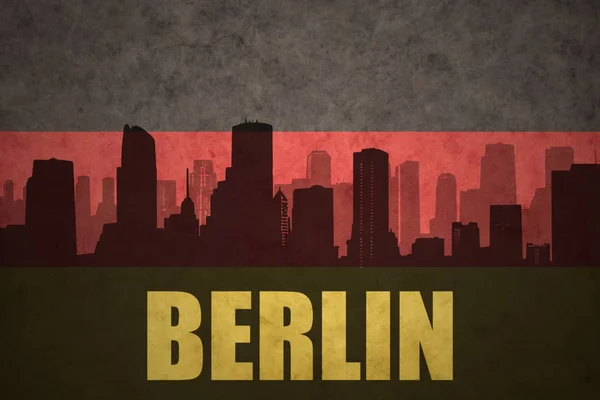 Abstrakte Silhouette der Stadt mit Text berlin auf der deutschen Fahne — Stockfoto