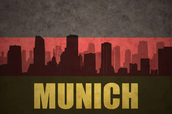 Abstrakte Silhouette der Stadt mit Münchner Schriftzug auf der deutschen Fahne — Stockfoto