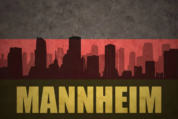 Abstrakte silhouette der stadt mit text mannheim an der deutschen fahne — Stockfoto