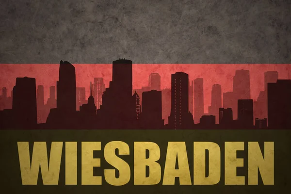 Abstrakte silhouette der stadt mit text wiesbaden an der deutschen fahne — Stockfoto