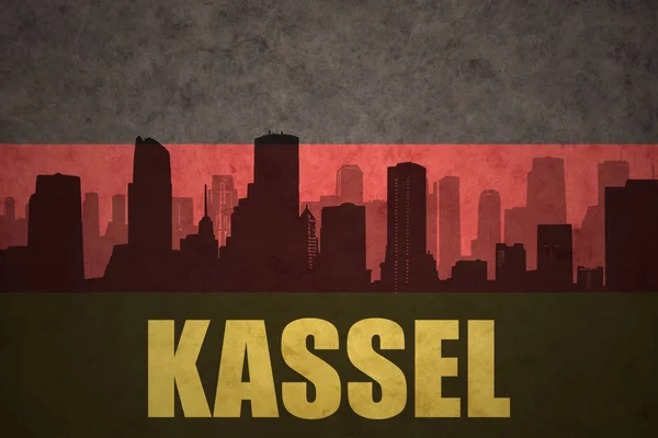 Özet metni Kassel vintage Alman bayrağı ile şehir silüeti — Stok fotoğraf