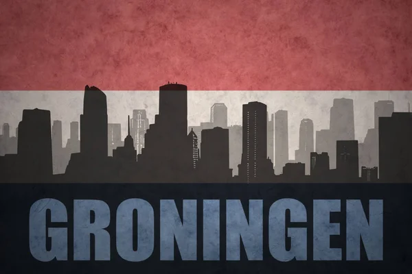 Silhouette abstraite de la ville avec texte Groningue au drapeau hollandais vintage — Photo