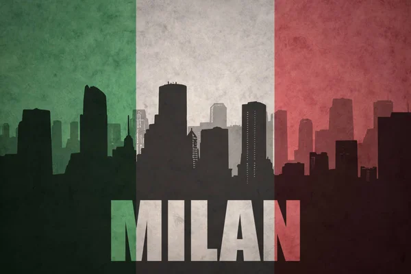 Αφηρημένη σιλουέτα της πόλης με το κείμενο: Μιλάνο στο vintage ιταλική σημαία — Φωτογραφία Αρχείου