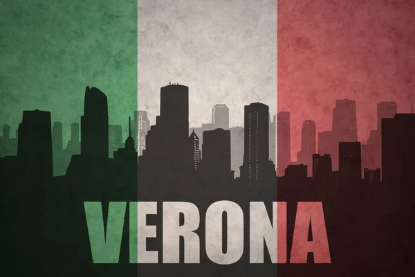 Abstracte silhouet van de stad met tekst Verona op de vintage Italiaanse vlag — Stockfoto