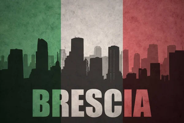 Silhouette astratta della città con testo bresciano alla bandiera italiana vintage — Foto Stock