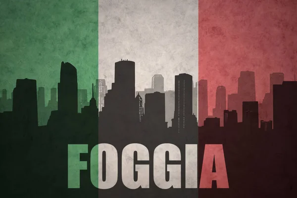Абстрактный силуэт города с текстом Фоджа на винтажном итальянском флаге — стоковое фото
