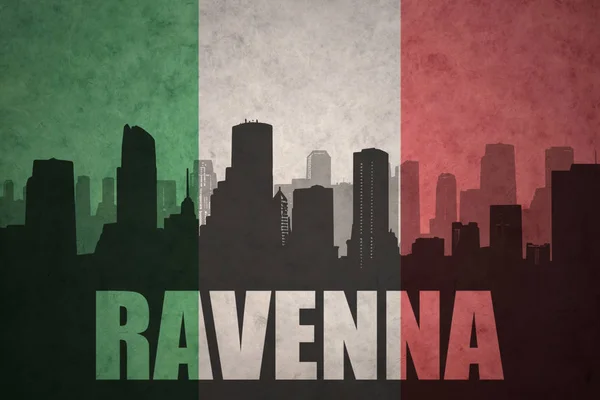 Абстрактный силуэт города с текстом Равенна на винтажном итальянском флаге — стоковое фото