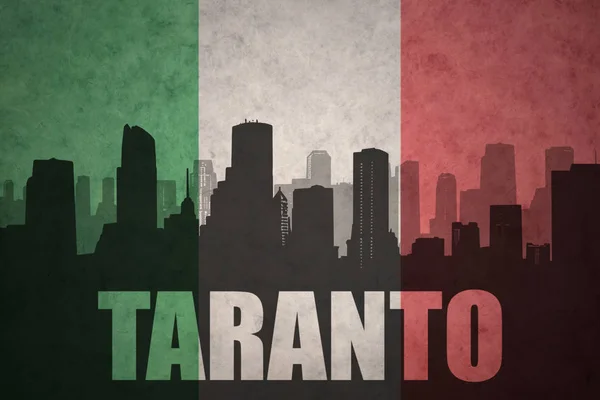 Abstrakte Silhouette der Stadt mit Text-Taranto auf der italienischen Flagge — Stockfoto