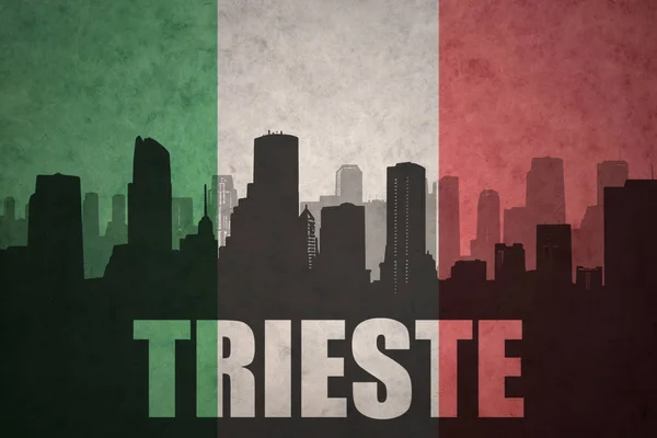 Абстрактный силуэт города с текстом Триеста под винтажным итальянским флагом — стоковое фото