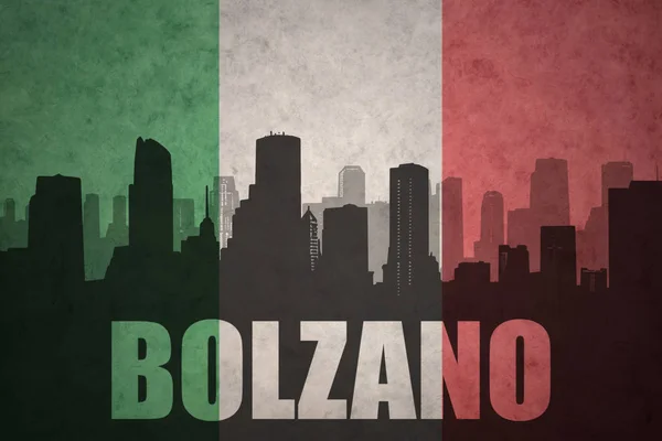 Абстрактный силуэт города с текстом Больцано под винтажным итальянским флагом — стоковое фото