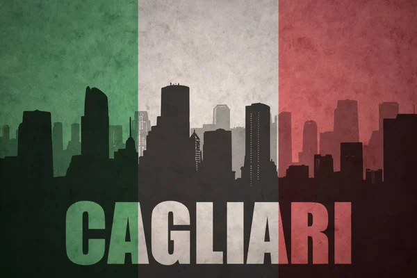 对该城市的文本卡利亚里在老式的意大利国旗的抽象剪影 — 图库照片