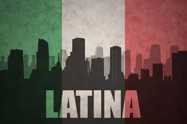 Abstracte silhouet van de stad met tekst Latina op de vintage Italiaanse vlag — Stockfoto