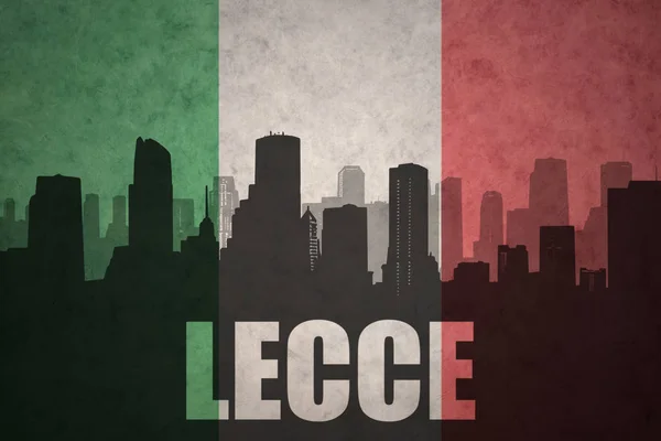 Silhouette abstraite de la ville avec texte Lecce au drapeau italien vintage — Photo