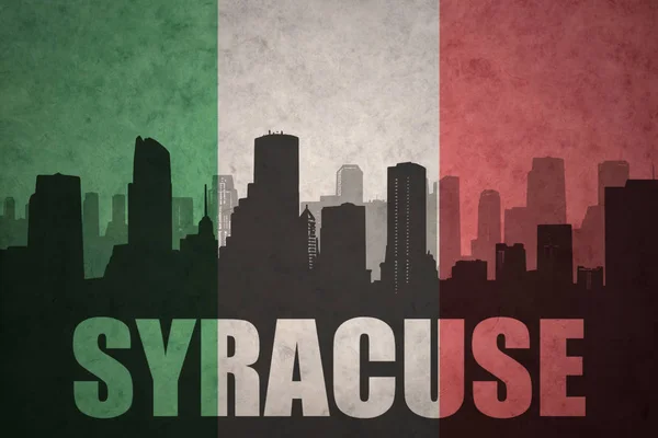 Silhueta abstrata da cidade com texto Siracusa na bandeira italiana vintage — Fotografia de Stock