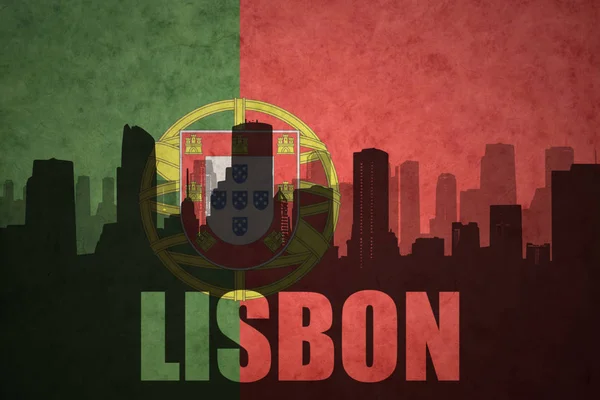 Abstraktní silueta města s textem Lisabon na vintage Portugalská vlajka — Stock fotografie