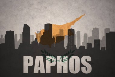 Özet metni Paphos vintage Kıbrıs bayrağı ile şehir silüeti