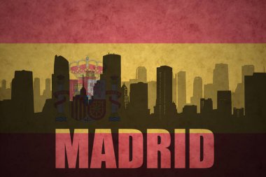 Özet metin Madrid Vintage ile şehir silüeti İspanyolca bayrak