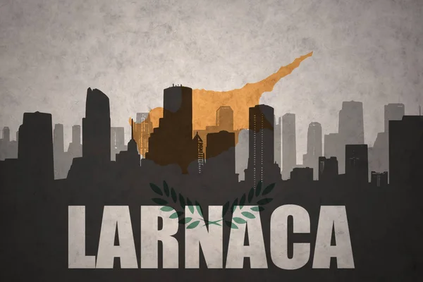 Abstrakta silhuetten av staden med text Larnaca på Cypern vintage flaggan — Stockfoto