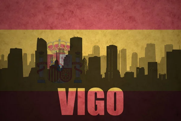Abstraktní silueta města s textem Vigo na vintage španělská vlajka — Stock fotografie