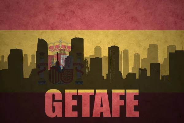 Abstraktní silueta města s textem Getafe na vintage španělská vlajka — Stock fotografie