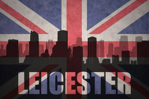 Silhueta abstrata da cidade com texto Leicester na bandeira britânica vintage — Fotografia de Stock