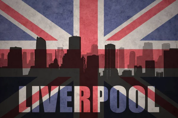 Abstraktní silueta města s textem Liverpool na vintage britská vlajka — Stock fotografie