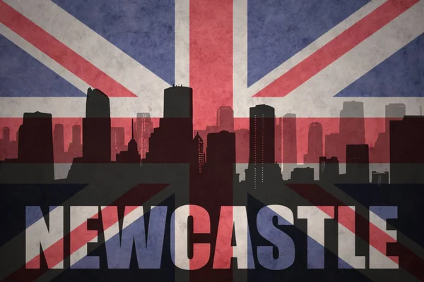 Silhouette abstraite de la ville avec texte Newcastle au drapeau britannique vintage — Photo